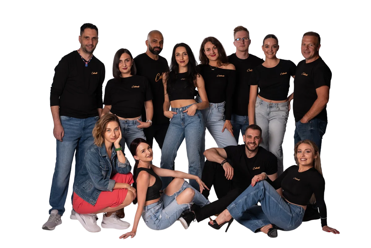 Un grup de dansatori zâmbitori pozând împreună.