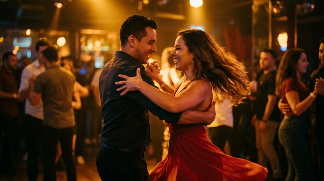 Cuplu dansând salsa și bachata, stiluri populare de dansuri latino Cluj, cu mișcări pline de energie