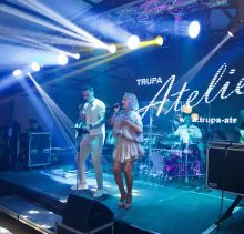 O trupă live în plină reprezentație, captivând audiența.