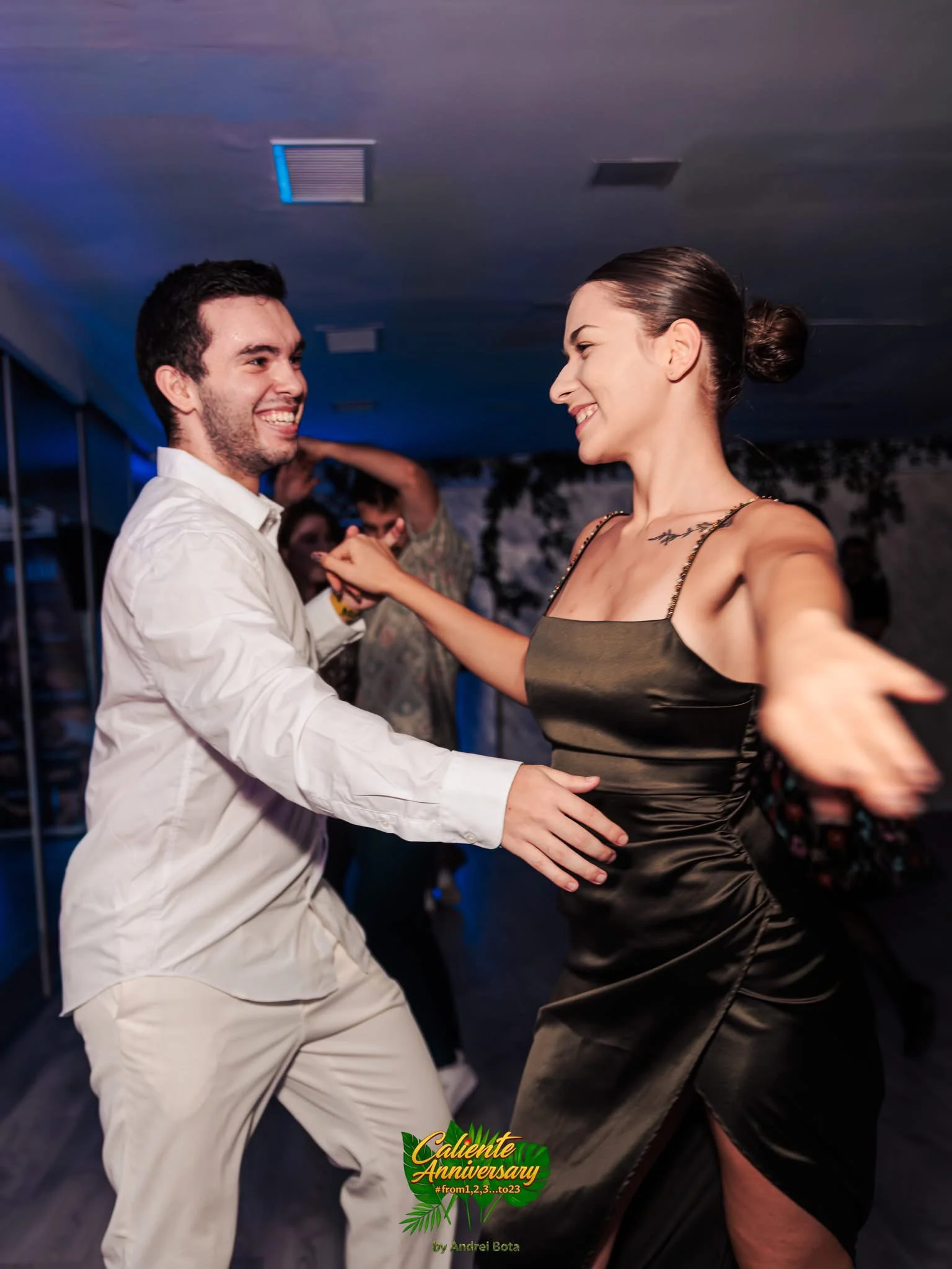 Doi tineri zâmbitori dansează cu pasiune la un curs de dans latino în Cluj