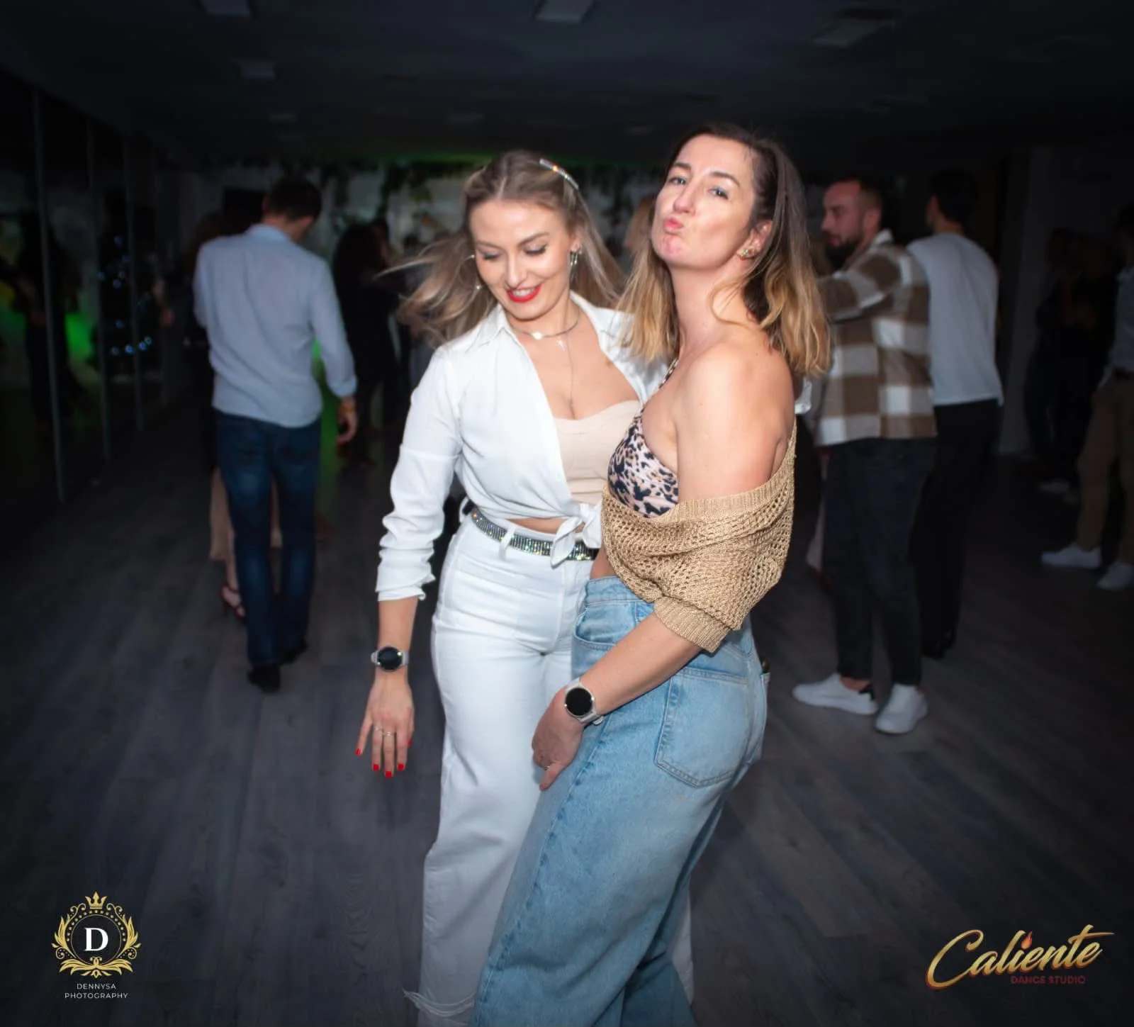 Imagine prezentare Salsa On2: Un cuplu dansează elegant, mișcări fluide, lumini calde. Imaginea surprinde eleganța și ritmul Salsa On2.