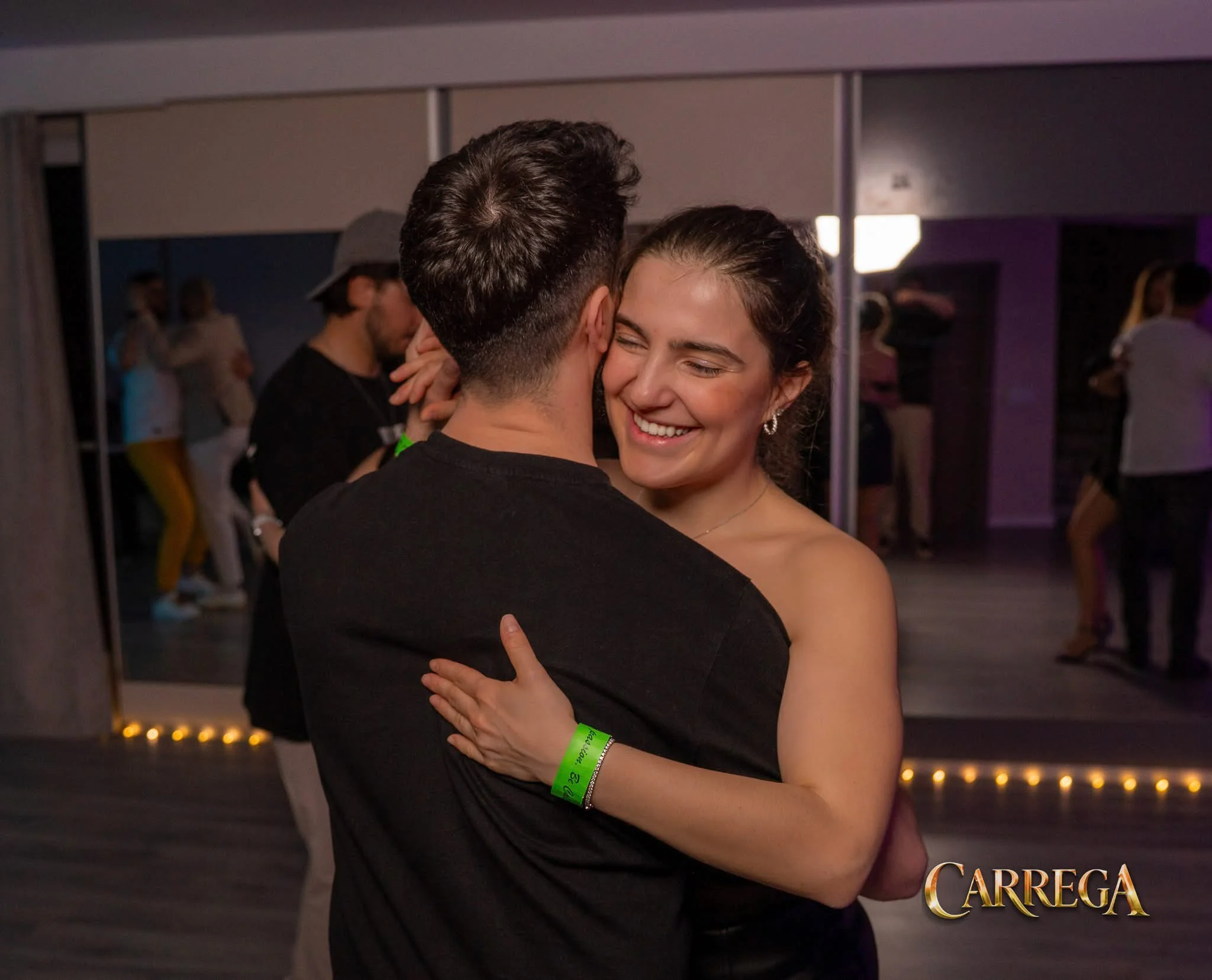 Grup de adulți la un curs de Kizomba în Cluj, cu instructorul explicând mișcări