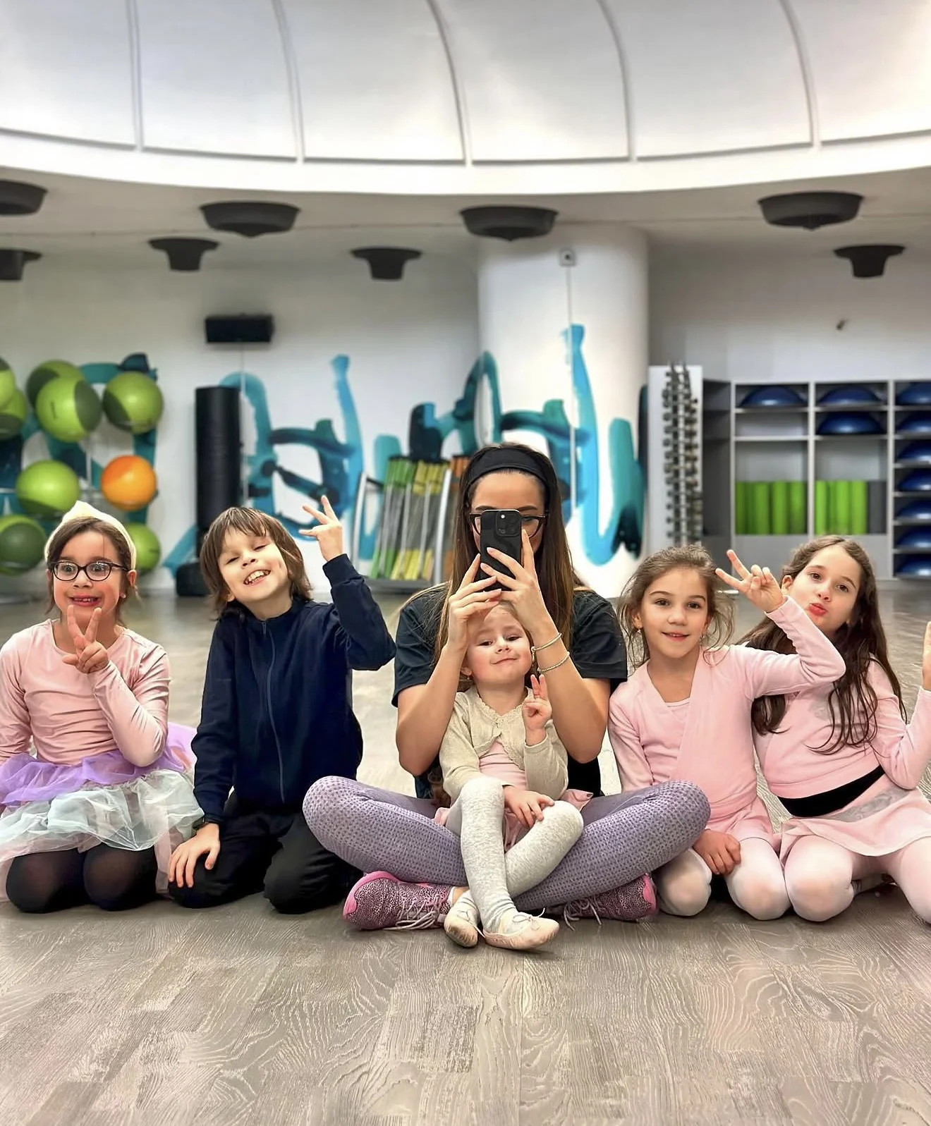 Copii dansând cu bucurie la Caliente Dance Studio