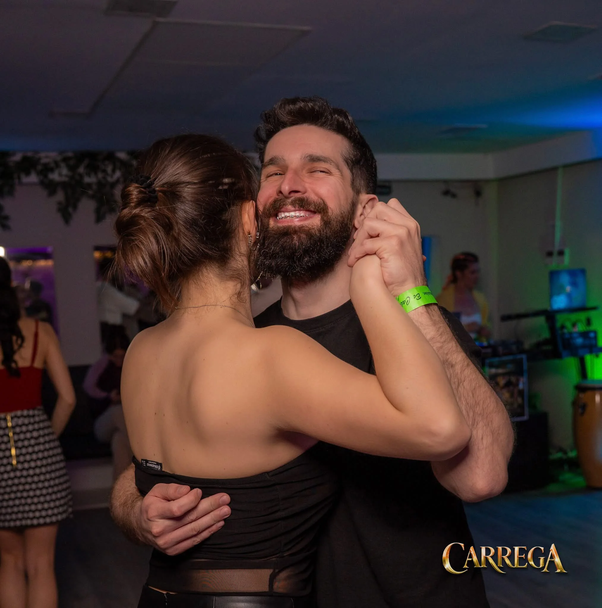 Cuplu dansând Kizomba cu o conexiune profundă
