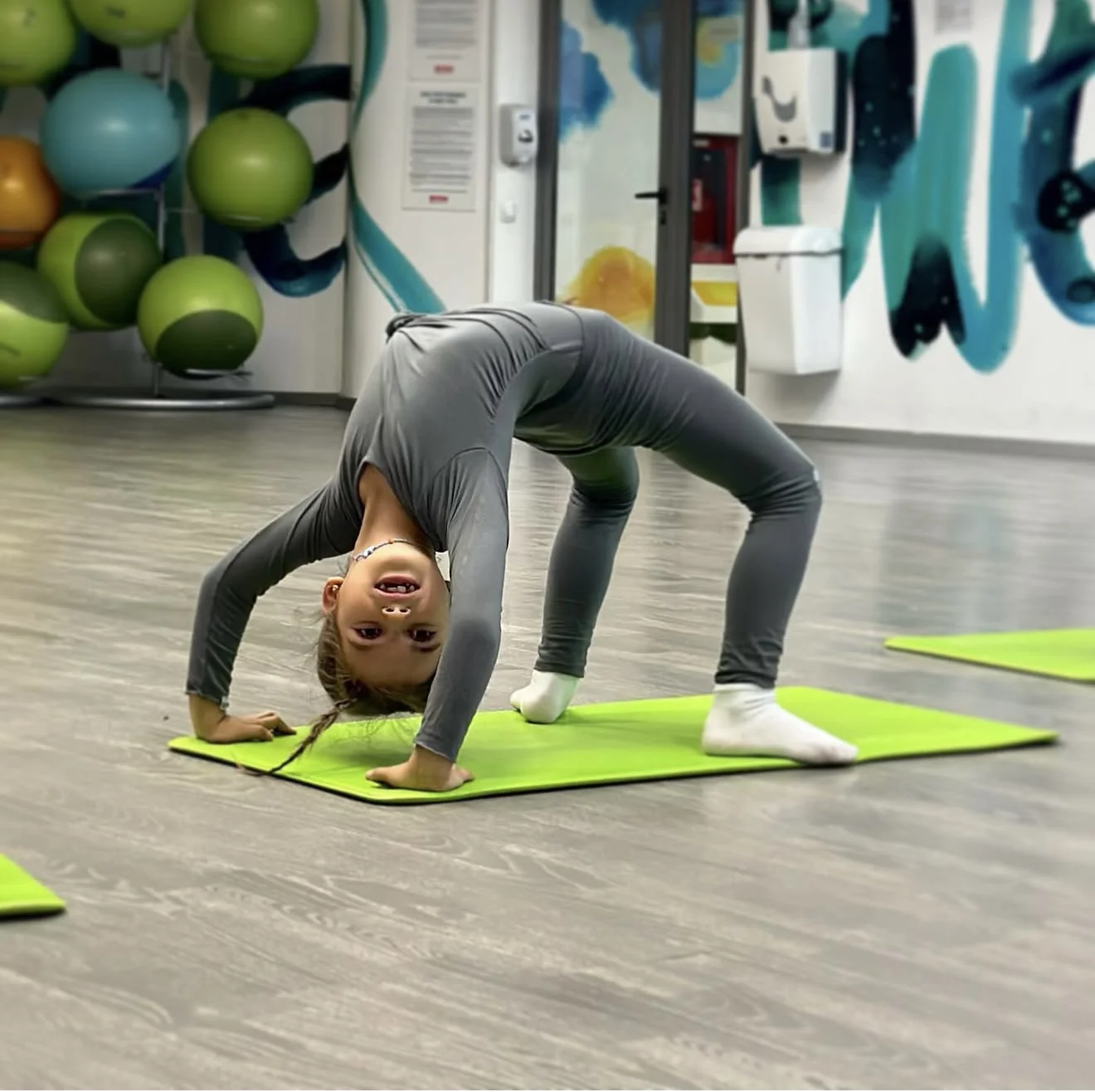 Copii dansând cu instructorul la programul de vară Caliente