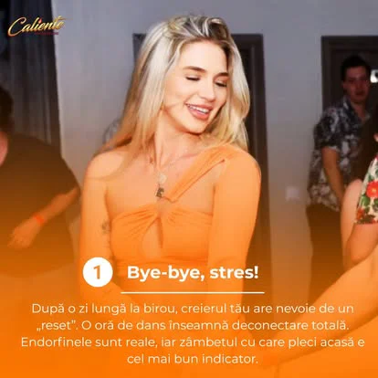 Grup de oameni zâmbitori dansând salsa într-un studio, sugerând o atmosferă primitoare pentru cursanții solo.