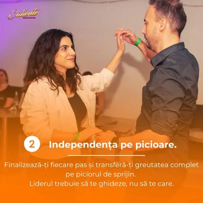 Tineri dansând salsa în perechi, într-un studio modern și luminos din Cluj.